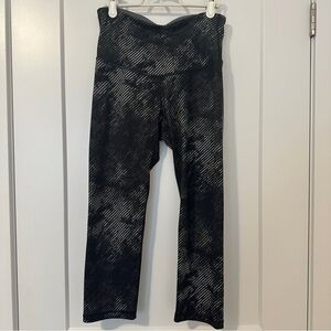 Old Navy Active Elevate Go- Dry Capris Size Small Women’s Patterned Black